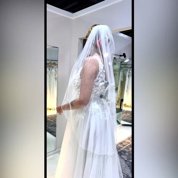 Elegant White Bridal Veil - Picture 4 of 6